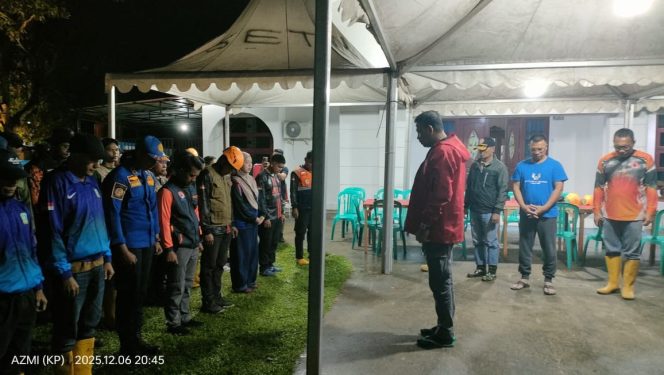
					Bupati Anambas tampak mengenakan baju berwarna biru saat mengikuti apel kesiapsiagaan, sementara Sekretaris Daerah Kabupaten Kepulauan Anambas terlihat mengenakan jaket merah saat memberikan arahan kepada tim gabungan dalam upaya antisipasi banjir rob di wilayah pesisir.Sabtu(6/12).
