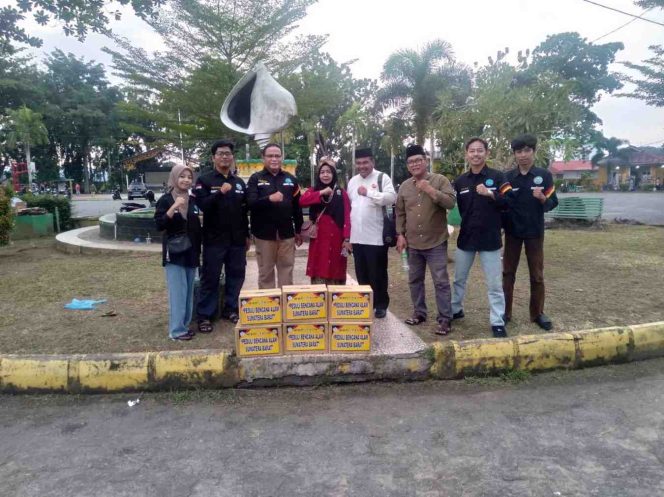 
					Pengurus dan relawan Perserikatan Sosial Minang Maimbau (PSMM) Tanjungpinang berfoto bersama sebelum turun ke lapangan menggalang dana untuk korban banjir besar di Sumatera Barat, Sumatera Utara, dan Aceh, Rabu(3/12) 