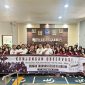 Mahasiswa Fakultas Hukum Universitas Internasional Batam (UIB) berfoto bersama jajaran pejabat Rutan Kelas IIA Batam usai melaksanakan kunjungan observasi dan dialog pembelajaran mengenai sistem pemasyarakatan, Selasa(2/12). 