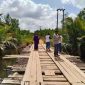 Kondisi jembatan penghubung yang rusak parah antara Desa Marok Kecil dan Desa Resang. Jembatan kayu yang menjadi akses utama warga dan anak-anak sekolah ini tampak rapuh, berlubang, dan miring, sehingga membahayakan keselamatan pengguna, terutama saat hujan deras, Kamis(4/12). Sumber Foto: Istimewa. 