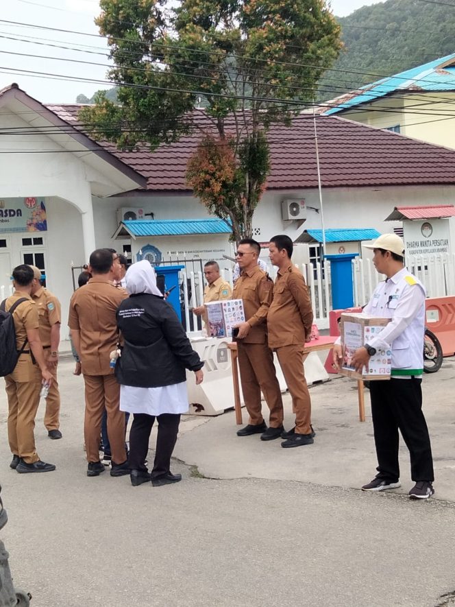 
					Bupati dan Wakil Bupati Kepulauan Anambas turun langsung dalam aksi Anambas Peduli Bencana Sumatra, saat mengajak masyarakat Kota Tarempa berpartisipasi memberikan donasi untuk korban banjir di Aceh, Sumut, dan Sumbar, Senin (8/12). 