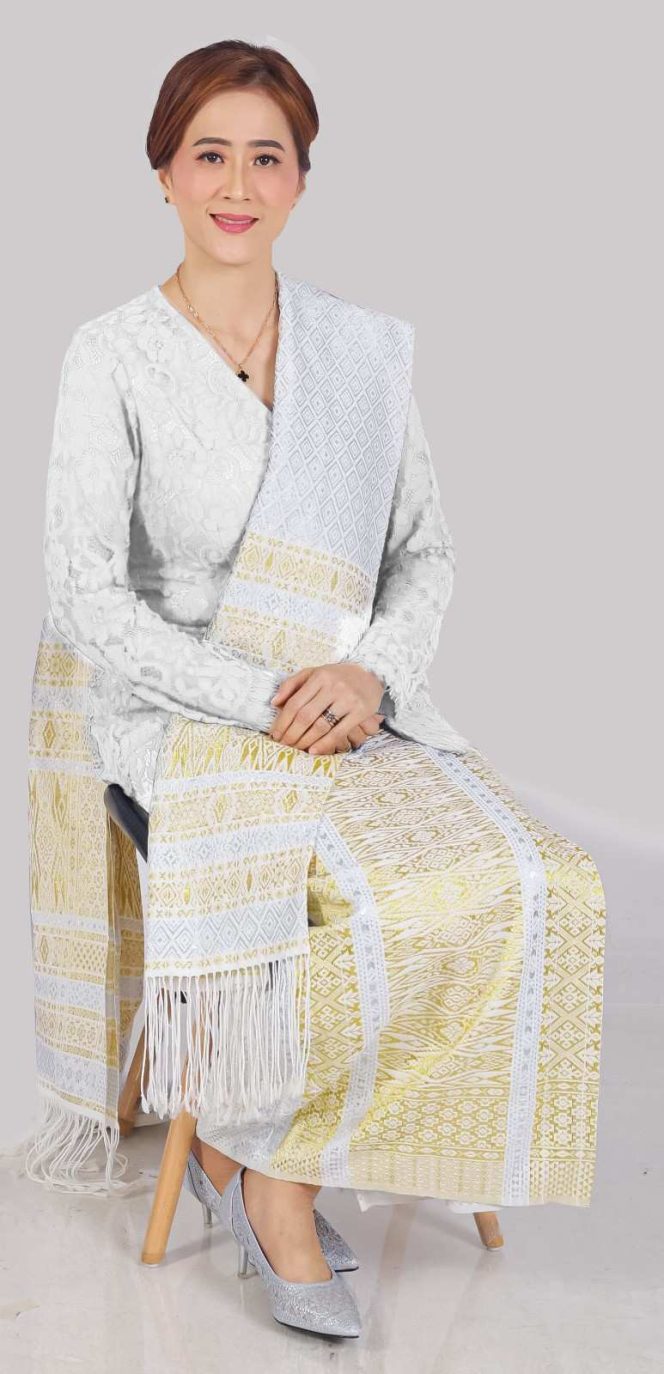 
					Ny. Sinta Aneng, Ketua TP PKK Kabupaten Kepulauan Anambas, berbusana tradisional Melayu dengan nuansa putih dan kuning keemasan saat sesi pemotretan resmi, Selasa (9/12). 