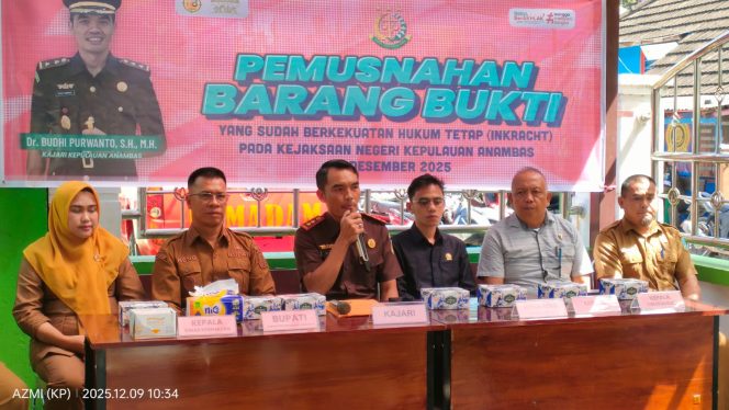 
					Kepala Kejaksaan Negeri Kepulauan Anambas, Budhi Purwanto, bersama Bupati Kepulauan Anambas dan jajaran forkopimda saat kegiatan pemusnahan barang bukti yang telah berkekuatan hukum tetap, Selasa (9/12). 