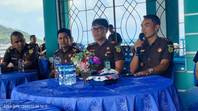 
					Kepala Kejaksaan Negeri Kepulauan Anambas, Budhi Purwanto, saat menyampaikan sambutan pada peringatan Hari Antikorupsi Sedunia 2025 di Rumah Makan Siantan Nur, Selasa (9/12/2025).