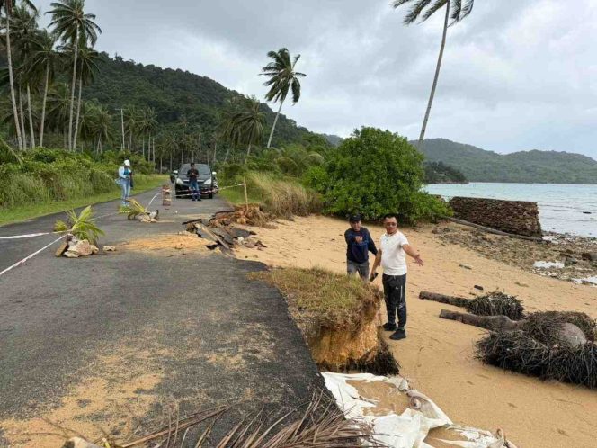 
					Bupati Kepulauan Anambas, Aneng, saat meninjau langsung lokasi abrasi yang menggerus badan jalan di Dusun Pasir Panjang, Desa Landak, Rabu (10/12). 