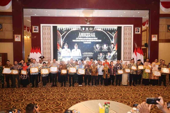 
					Para perwakilan kepala daerah se-Provinsi Kepulauan Riau berpose bersama seusai menerima penghargaan Penganugerahan Keterbukaan Informasi Publik Tahun 2025 yang digelar Komisi Informasi Kepri di Tanjungpinang, Kamis (11/12). 