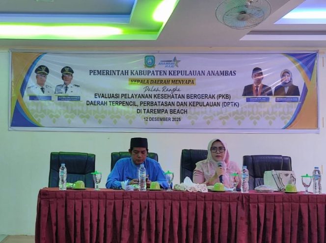 
					Kepala Dinas Kesehatan, PP dan KB Kabupaten Kepulauan Anambas, Yessy Ariessandy, S.Farm, Apt, M.H.Kes, saat membuka kegiatan Evaluasi Pelayanan Kesehatan Bergerak (PKB) Tahun Anggaran 2025 di Hotel Tarempa Beach, Jumat (12/12). 