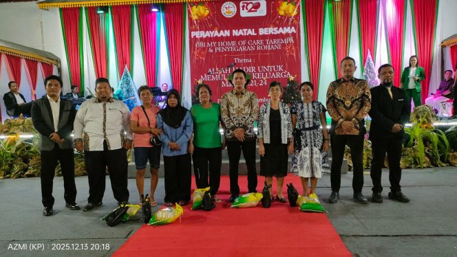 
					Ketua FKUB Kabupaten Kepulauan Anambas Ali Muksin, Wakil Bupati Kepulauan Anambas Raja Bayu, tokoh lintas agama, serta jemaat GBI My Home of Care Tarempa berfoto bersama usai perayaan Natal sebagai simbol kebersamaan, toleransi, dan kerukunan umat beragama di Kabupaten Kepulauan Anambas, Sabtu (13/12). 