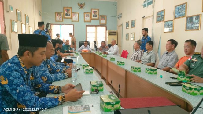 
					Bupati Kepulauan Anambas, Aneng, memimpin rapat koordinasi ketersediaan bahan pokok menghadapi cuaca ekstrem serta Natal dan Tahun Baru di Aula Rapat PTSP, Kamis (18/12). 