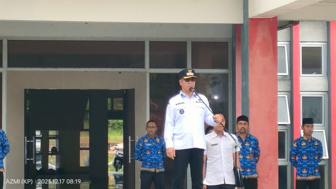 
					Bupati Kepulauan Anambas, Aneng, bertindak sebagai pembina apel dan menyampaikan arahan saat Upacara Hari Kesadaran Nasional di halaman Kantor Bupati Kepulauan Anambas, Pasir Peti, Kamis (18/12). 