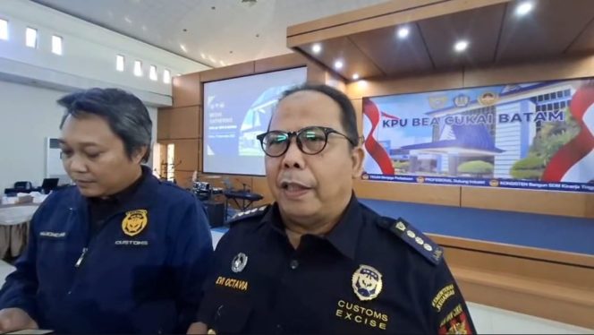 
					Kabid BKLI Bea Cukai Batam, Evi Octavia (kanan), didampingi pejabat Bea Cukai Batam, saat menyampaikan klarifikasi kepada awak media terkait beredarnya video CCTV yang menampilkan aktivitas internal di lingkungan KPU Bea dan Cukai Batam. Bea Cukai menegaskan situasi tersebut merupakan bagian dari dinamika kerja dan tidak mengganggu operasional pelayanan.