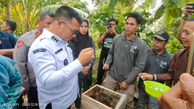 
					Bupati Kepulauan Anambas, Aneng, mencicipi madu hasil budidaya warga Desa Langir, Kamis (18/12). 