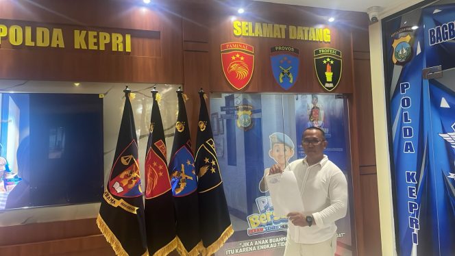 
					Ketua GAMNR Tanjungpinang, Said Ahmad Syukri (SAS Jhoni), menyerahkan laporan pengaduan dugaan pelanggaran etik pelayanan SIM kepada petugas Propam Polda Kepulauan Riau di Tanjungpinang, Jumat (19/12). 