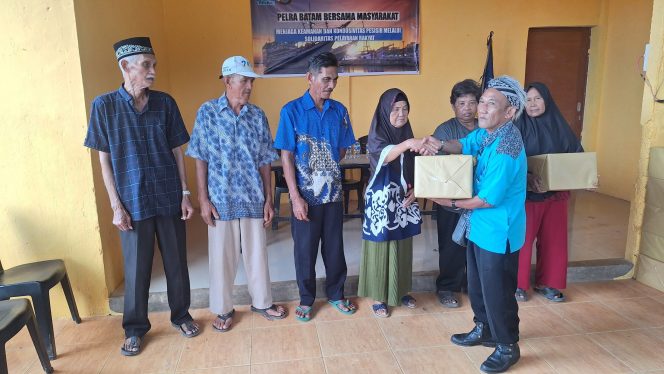 
					Ketua DPC Pelayaran Rakyat (Pelra) Batam, Wandi, bersama jajaran Subdit II Ditintelkam Polda Kepulauan Riau saat menyalurkan paket sembako kepada warga pesisir dan pekerja buruh di rumah pelantar RW 002/RT 001, Kelurahan Kabil, Kecamatan Nongsa, Kota Batam, sebagai bentuk kepedulian sosial dan penguatan sinergi dengan masyarakat, Sabtu (20/12). Sumber Foto: Istimewa. 