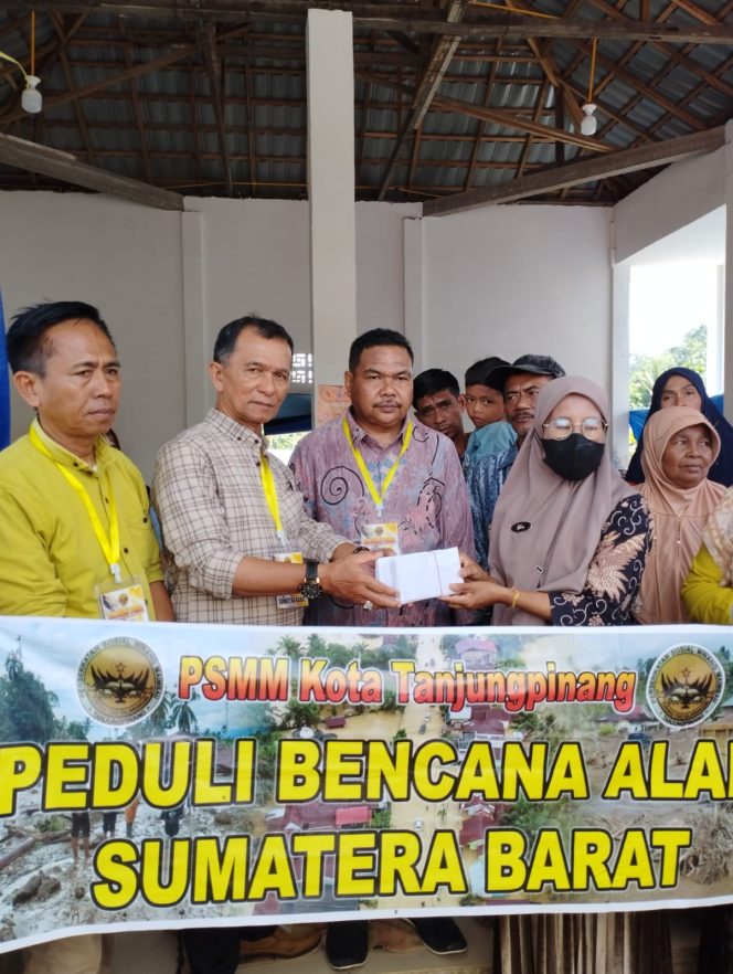 
					Relawan PSMM Kota Tanjungpinang menyalurkan bantuan kemanusiaan kepada masyarakat terdampak bencana alam di Nagari Salareh Aia Timur, Kecamatan Palembayan, Kabupaten Agam, Sumatera Barat. Sabtu (20/12). 
