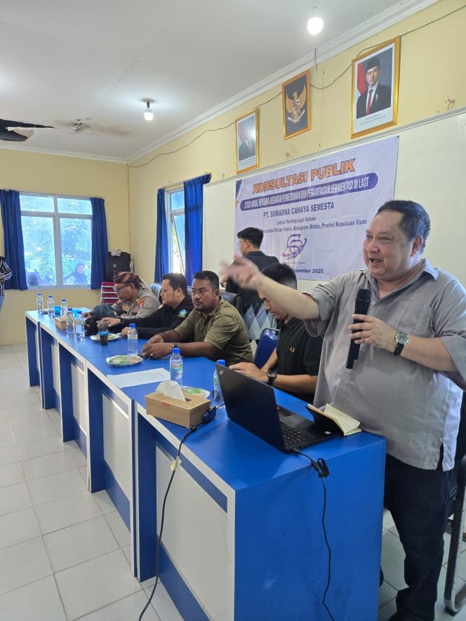 
					Direktur Teknik PT Suwarna Cahaya Semesta, Yamin Pakaya, menyampaikan paparan rencana kegiatan dan kajian AMDAL kepada masyarakat Desa Numbing dalam konsultasi publik di Kantor Desa Numbing, Sabtu (20/12). 