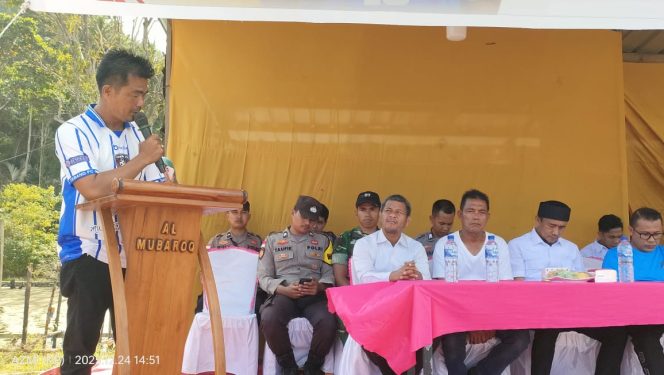 
					Kepala Desa Tebang, Januar Saputra, menyampaikan kata sambutan saat pembukaan Turnamen Sepak Bola Umum dan U-17 dalam rangka memperingati HUT ke-70 Desa Tebang dan HUT Karang Taruna Lembayung ke-22, Rabu (24/12). 