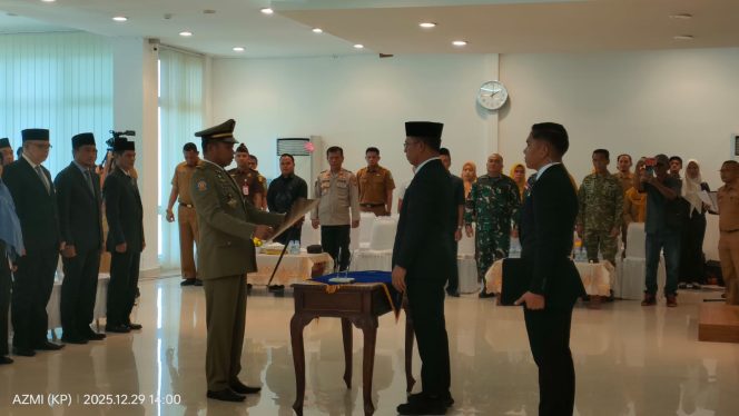 
					Bupati Kepulauan Anambas, Aneng, melantik dan mengambil sumpah/janji Pejabat Pimpinan Tinggi Pratama di lingkungan Pemerintah Kabupaten Kepulauan Anambas di Aula Prof. M. Zen Lantai III Kantor Bupati Kepulauan Anambas, Pasir Peti, Senin (29/12/2025).