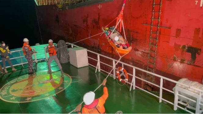 
					Personel Kantor SAR Natuna mengevakuasi korban menggunakan tandu dari kapal di perairan Natuna dalam salah satu operasi pencarian dan pertolongan sepanjang tahun 2025.