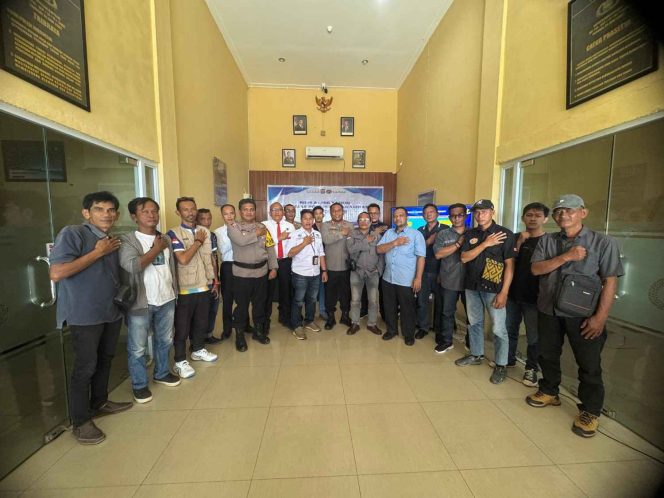
					Kapolres Kepulauan Anambas AKBP I Gusti Ngurah Agung Budianaloka, S.I.K., M.H., foto bersama awak media usai kegiatan Rilis Akhir Tahun 2025 di Lobby Polres Kepulauan Anambas, Rabu (31/12/2025).