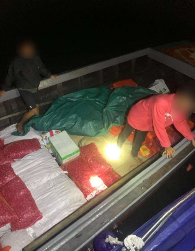 
					Petugas Bea Cukai Batam memeriksa muatan sebuah kapal kayu pada malam hari, menemukan karung bawang merah, paket barang, serta sejumlah komoditas lain yang diduga tidak dilengkapi dokumen kepabeanan. Selasa(2/12). 