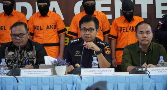 
					Kepala Bidang Penindakan dan Penyidikan Bea Cukai Batam memberikan keterangan pers didampingi perwakilan BNNP Kepri dan Polresta Barelang, terkait pengungkapan kasus penyelundupan narkotika, Selasa(2/12). 