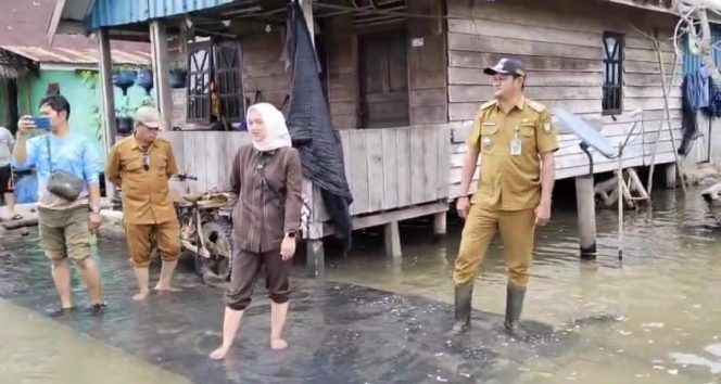 
					Nova Avriliani, anggota DPRD Kabupaten Lingga dari Komisi III, saat meninjau dan menyerahkan bantuan sembako kepada warga Desa Marok Kecil, Kecamatan Singkep Selatan, yang terdampak banjir rob akibat cuaca ekstrem, Selasa(9/12). 