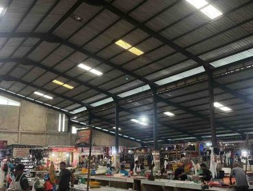 Aktivitas pedagang dan pembeli di pasar bincen km 9 Kota Tanjungpinang, yang menjadi lokasi perputaran kebutuhan pokok masyarakat, Selasa (16/12). 