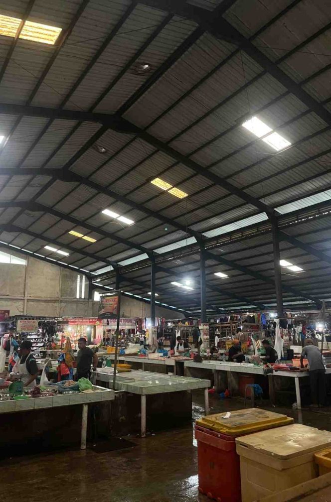 
					Aktivitas pedagang dan pembeli di pasar bincen km 9 Kota Tanjungpinang, yang menjadi lokasi perputaran kebutuhan pokok masyarakat, Selasa (16/12). 