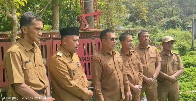 
					Bupati Kepulauan Anambas Aneng bersama Wakil Bupati Raja Bayu didampingi Sekda Sahtiar, Kepala Diskominfotik Anambas Jefrizal, serta Kepala Desa Tarempa Selatan Surianto saat menghadiri on air BTS COMBAT Telkomsel di Desa Tarempa Selatan, Kecamatan Siantan, Kabupaten Kepulauan Anambas, Senin (22/12). 
