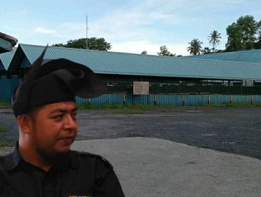 Ketua Generasi Anak Melayu Kepulauan Riau (Geram Kepri) Aryandi, S.E., dengan latar Pasar Relokasi Puan Ramah yang berlokasi di Km 7, Kota Tanjungpinang, yang tengah menjadi sorotan terkait proses hukum dugaan korupsi pembangunan pasar tersebut, Selasa (16/12). Sumber Foto: Istimewa. 