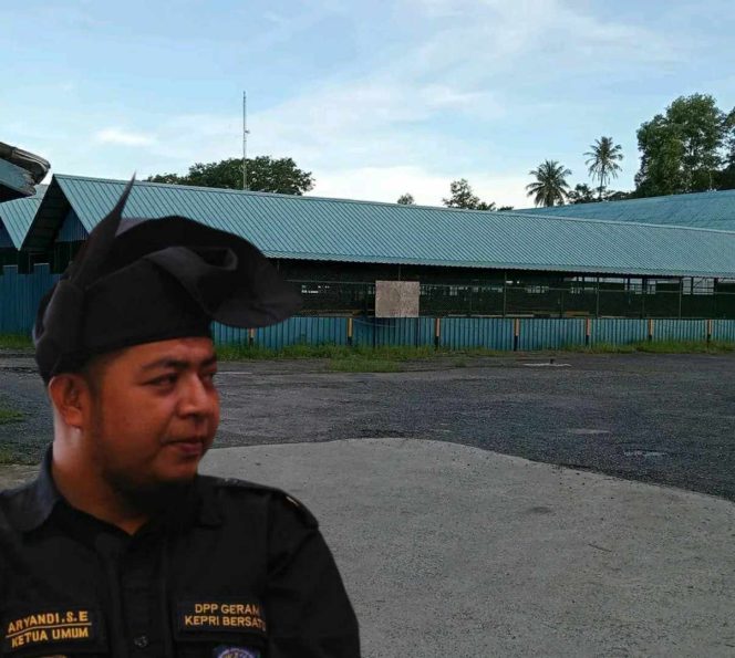 
					Ketua Generasi Anak Melayu Kepulauan Riau (Geram Kepri) Aryandi, S.E., dengan latar Pasar Relokasi Puan Ramah yang berlokasi di Km 7, Kota Tanjungpinang, yang tengah menjadi sorotan terkait proses hukum dugaan korupsi pembangunan pasar tersebut, Selasa (16/12). Sumber Foto: Istimewa. 