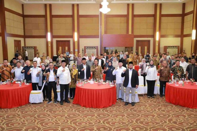 
					Pimpinan dan anggota DPRD se-Provinsi Kepulauan Riau bersama jajaran Komisi Pemberantasan Korupsi (KPK) berfoto bersama usai Rapat Koordinasi Pemberantasan Korupsi yang digelar di Balairung Wan Seri Beni, Kawasan Perkantoran Pemerintah Provinsi Kepulauan Riau, Dompak, Tanjungpinang, Selasa (14/10). 