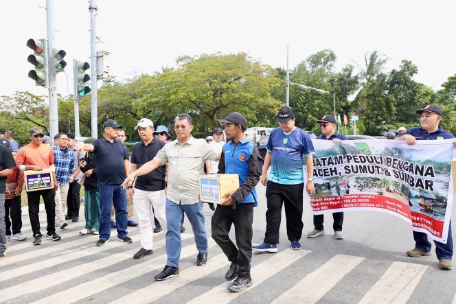 
					Pemerintah Kota (Pemko) Batam menggelar aksi Penggalangan Dana Kemanusiaan untuk membantu korban bencana alam di Aceh, Sumatera Utara, dan Sumatera Barat. Kegiatan itu diawali dengan Apel Siaga Batam Peduli Bencana yang berlangsung di Simpang Gelael, Batamcentre, Sabtu (6/12). Foto : Ist