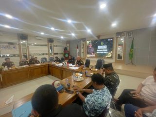 Kepala Kejaksaan Negeri Tanjungpinang, Rachmad Surya Lubis (baju hitam tengah), didampingi jajaran penyidik menerima audiensi Gerakan Bersama Masyarakat Kepulauan Riau (GEBER-KEPRI) di Kantor Kejari Tanjungpinang, Selasa (6/1/2026), membahas perkembangan penanganan perkara dugaan korupsi Pasar Puan Ramah yang masih menunggu hasil perhitungan kerugian negara.