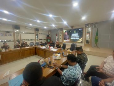 Kepala Kejaksaan Negeri Tanjungpinang, Rachmad Surya Lubis (baju hitam tengah), didampingi jajaran penyidik menerima audiensi Gerakan Bersama Masyarakat Kepulauan Riau (GEBER-KEPRI) di Kantor Kejari Tanjungpinang, Selasa (6/1/2026), membahas perkembangan penanganan perkara dugaan korupsi Pasar Puan Ramah yang masih menunggu hasil perhitungan kerugian negara.