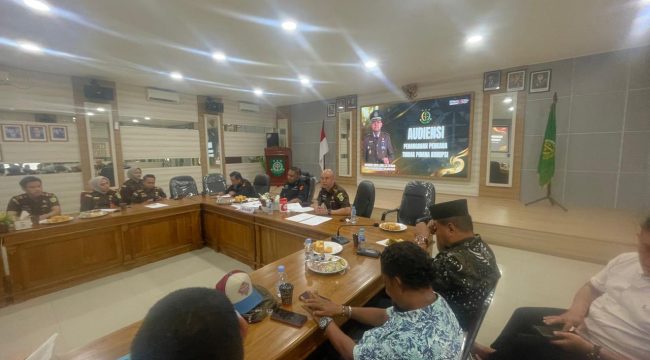 Kepala Kejaksaan Negeri Tanjungpinang, Rachmad Surya Lubis (baju hitam tengah), didampingi jajaran penyidik menerima audiensi Gerakan Bersama Masyarakat Kepulauan Riau (GEBER-KEPRI) di Kantor Kejari Tanjungpinang, Selasa (6/1/2026), membahas perkembangan penanganan perkara dugaan korupsi Pasar Puan Ramah yang masih menunggu hasil perhitungan kerugian negara.