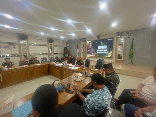 
					Kepala Kejaksaan Negeri Tanjungpinang, Rachmad Surya Lubis (baju hitam tengah), didampingi jajaran penyidik menerima audiensi Gerakan Bersama Masyarakat Kepulauan Riau (GEBER-KEPRI) di Kantor Kejari Tanjungpinang, Selasa (6/1/2026), membahas perkembangan penanganan perkara dugaan korupsi Pasar Puan Ramah yang masih menunggu hasil perhitungan kerugian negara.