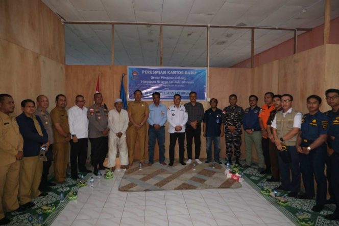 
					Bupati Kepulauan Anambas Aneng (tengah) bersama Sekretaris Daerah Sahtiar dan Ketua DPC HNSI Kepulauan Anambas Agustar (kanan) saat peresmian kantor baru HNSI di Pelabuhan Perikanan Antang, Selasa (6/1/2026). Peresmian ini menjadi wadah bagi nelayan Anambas untuk berhimpun, berdiskusi, dan menyampaikan aspirasi.
