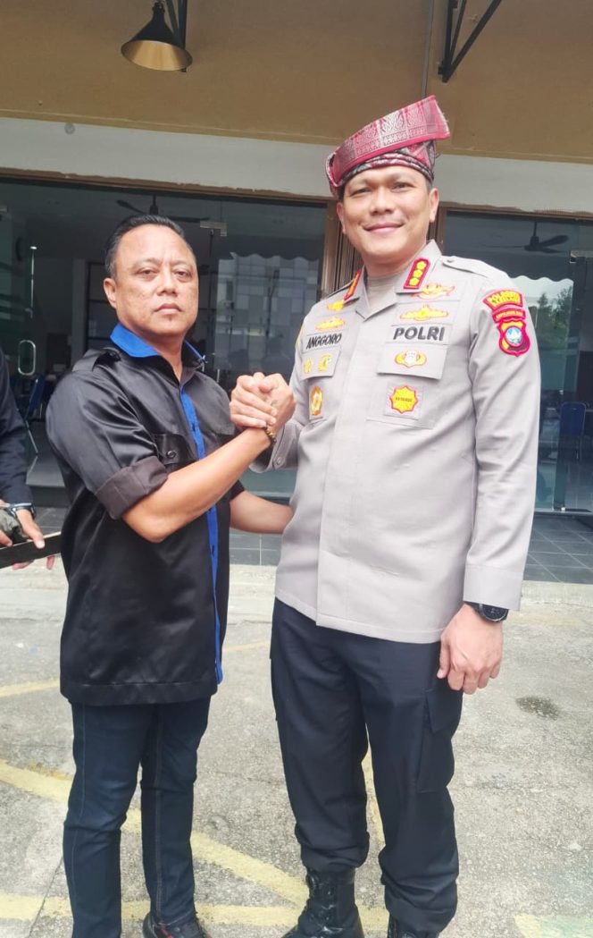 
					Ketua DPC Kota Batam Persatuan Pemuda Pulau-Pulau, Norchulis, berjabat tangan dengan Kapolresta Barelang usai penyematan tanjak sebagai simbol penghormatan dan jati diri budaya Melayu dalam momentum silaturahmi di Kota Batam, Kamis (15/1). 