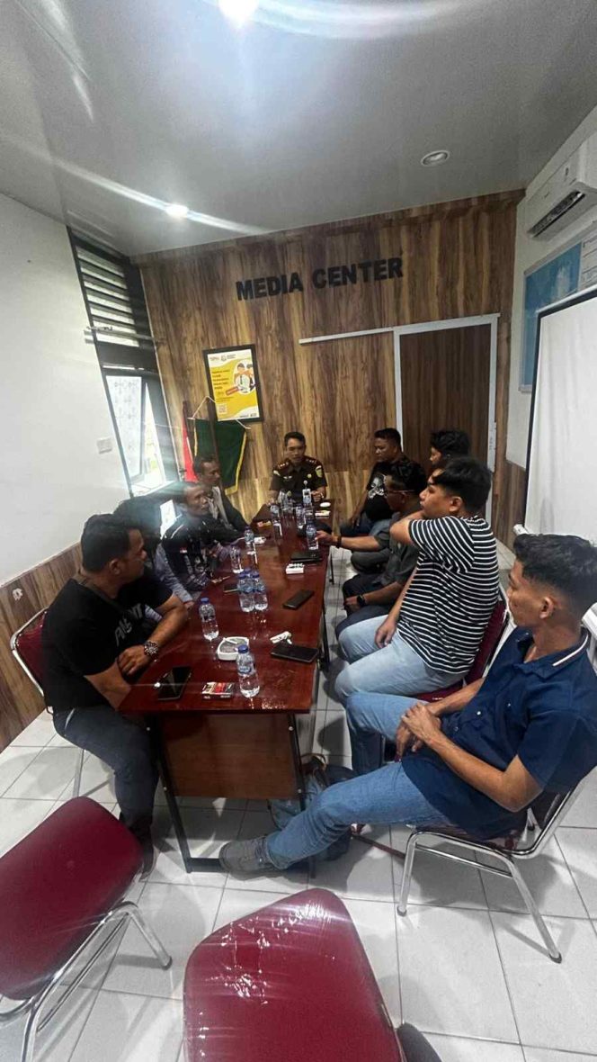 
					Kepala Kejaksaan Negeri Kepulauan Anambas bersilaturahmi dan berpamitan dengan insan pers di Media Center Tarempa, Kamis (15/1/2026), menjelang kepindahan tugas ke Kejaksaan Negeri Gunungkidul, Daerah Istimewa Yogyakarta. Pertemuan berlangsung dalam suasana akrab dan penuh kehangatan.