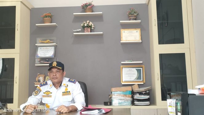 
					Plt Kepala Dinas Perhubungan Kabupaten Kepulauan Anambas, Nurullah, memberikan keterangan kepada awak media terkait kondisi sejumlah pelabuhan yang mengalami kerusakan dan rencana peninjauan lapangan oleh Dishub Anambas, di ruang kerjanya, Senin (19/1/2026).