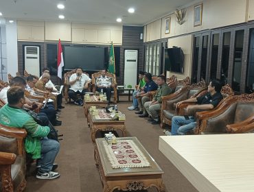 Aliansi Driver Online Batam (ADOB) mendatangi Pemerintah Kota Batam untuk menyuarakan keresahan pengemudi ojek dan taksi online yang hingga kini dinilai belum mendapat kepastian perlindungan dan keadilan. Audiensi tersebut digelar di Gedung Pemko Batam, Senin (19/1/2026). Foto : Wins