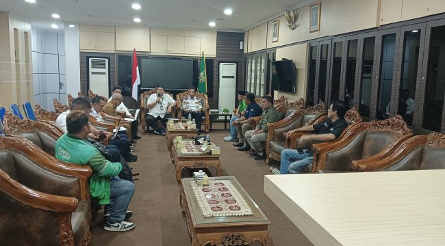 Aliansi Driver Online Batam (ADOB) mendatangi Pemerintah Kota Batam untuk menyuarakan keresahan pengemudi ojek dan taksi online yang hingga kini dinilai belum mendapat kepastian perlindungan dan keadilan. Audiensi tersebut digelar di Gedung Pemko Batam, Senin (19/1/2026). Foto : Wins