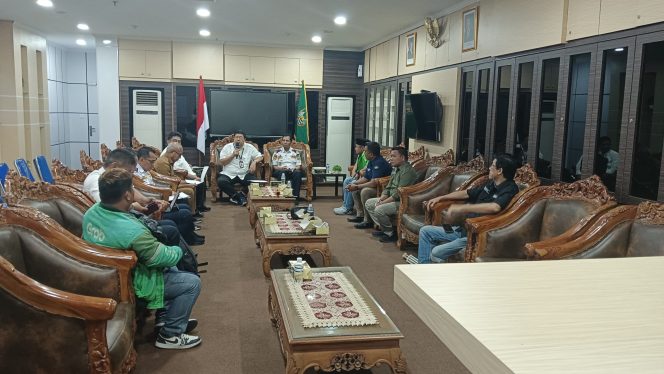 
					Aliansi Driver Online Batam (ADOB) mendatangi Pemerintah Kota Batam untuk menyuarakan keresahan pengemudi ojek dan taksi online yang hingga kini dinilai belum mendapat kepastian perlindungan dan keadilan. Audiensi tersebut digelar di Gedung Pemko Batam, Senin (19/1/2026). Foto : Wins