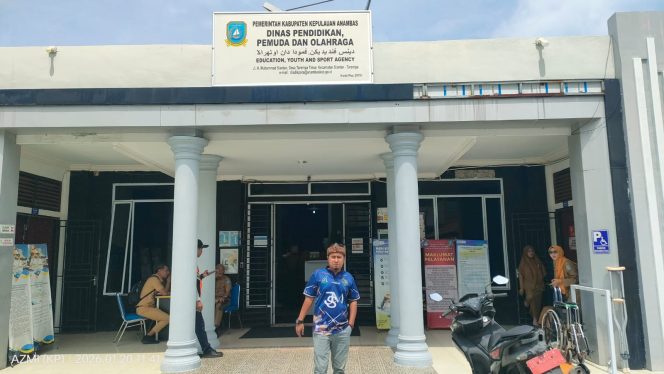 
					Kantor Dinas Pendidikan Kabupaten Kepulauan Anambas, tempat berlangsungnya wawancara Gennews.id terkait kendala akses pelabuhan yang berdampak pada perjalanan siswa menuju sekolah, Selasa (20/1/2026).