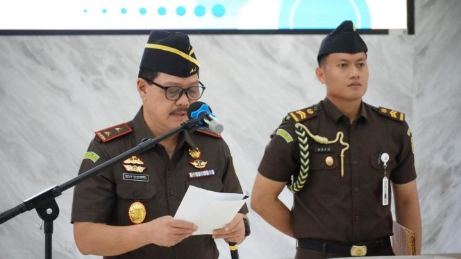 
					Kajati Kepri J. Devy Sudarso saat memimpin upacara pelantikan dan pengambilan sumpah jabatan Asisten Pemulihan Aset Kejati Kepri, Siswanto AS, di Kejati Kepri, Tanjungpinang, Kamis (22/1/2026).