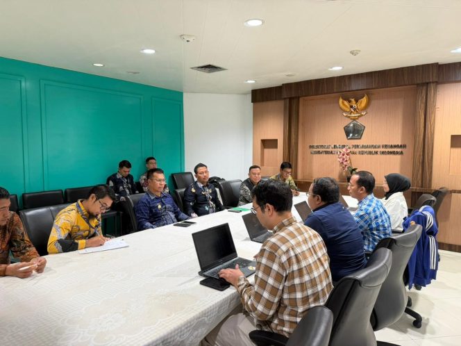 
					Bupati Kepulauan Anambas, Aneng, didampingi Sekretaris Daerah Sahtiar, S.H., M.M., serta jajaran pimpinan OPD terkait saat melakukan audiensi dengan Direktorat Jenderal Perimbangan Keuangan (DJPK) Kementerian Keuangan Republik Indonesia di Jakarta, membahas kejelasan teknis perhitungan Alokasi Transfer ke Daerah (TKD) sebagai upaya memperjuangkan keadilan fiskal bagi daerah kepulauan.