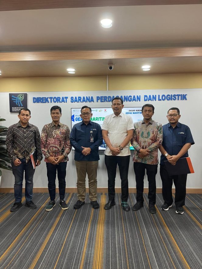 
					Bupati Kepulauan Anambas, Aneng, bersama Direktur Sarana Perdagangan dan Logistik Kementerian Perdagangan RI, Sri Nugy Atmanto, serta jajaran usai audiensi membahas revitalisasi Pasar Inpres, kelanjutan pembangunan Pasar Loka, dan usulan penambahan kuota reefer container program Tol Laut di Jakarta, Rabu (21/1/2026).