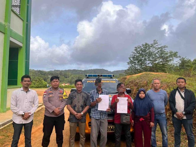 
					Aparat Polsek Siantan bersama pemerintah desa memfasilitasi mediasi antara korban dan terduga pelaku kasus penganiayaan di Desa Tarempa Barat, Kabupaten Kepulauan Anambas, Kamis (22/1/2026). 